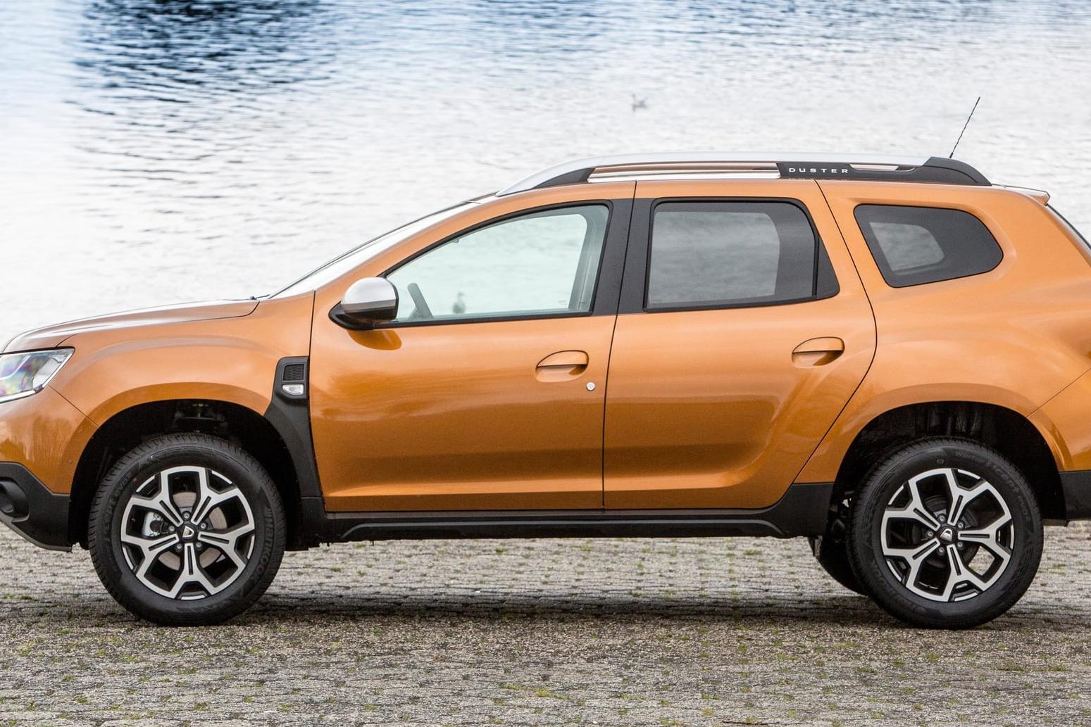 Dacia Duster: Mit einem Einstiegspreis von 11.490 Euro ist er Deutschlands billigstes SUV. Mit Alurädern, Allradantrieb und mehr (oben) stehen 17.600 Euro auf dem Preisschild.