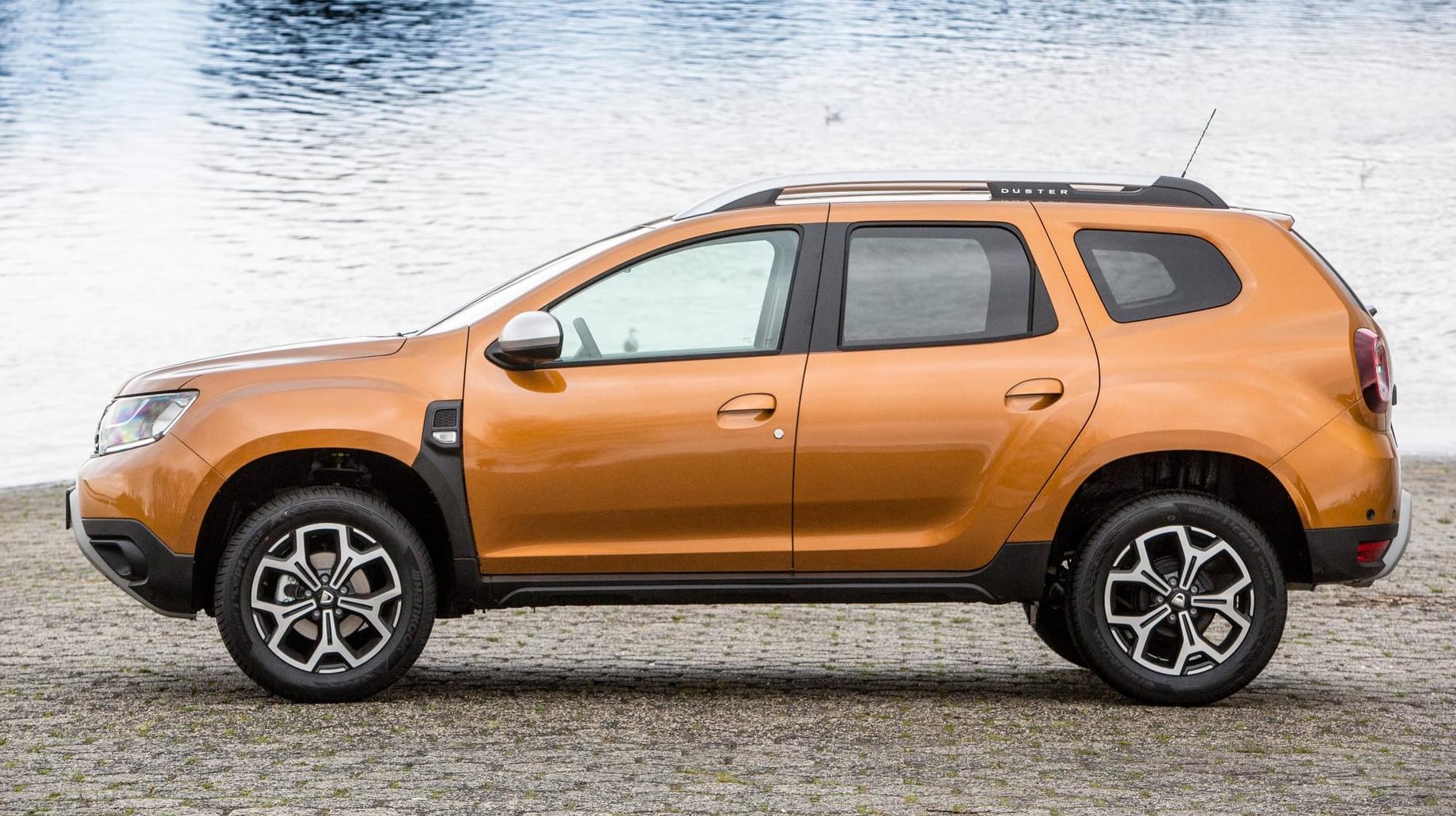 Dacia Duster: Mit einem Einstiegspreis von 11.490 Euro ist er Deutschlands billigstes SUV. Mit Alurädern, Allradantrieb und mehr (oben) stehen 17.600 Euro auf dem Preisschild.