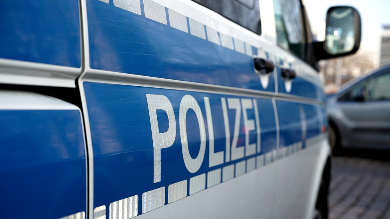 Polizeiauto am Straßenrand während eines Polizeieinsatzes: Rentner wird in seiner Dortmunder Wohnung überfallen und stirbt.
