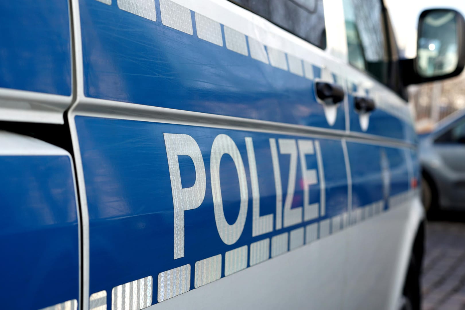 Polizeiauto am Straßenrand während eines Polizeieinsatzes: Rentner wird in seiner Dortmunder Wohnung überfallen und stirbt.