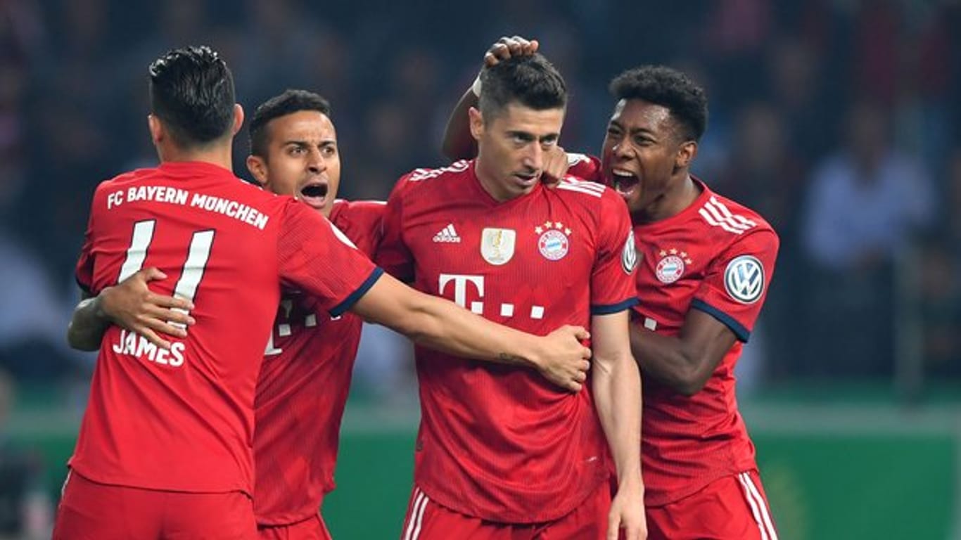 Die Bayern-Spieler James Rodriguez (l-r), Thiago und Robert Lewandowski stehen im Kader ihrer Länder für die WM.