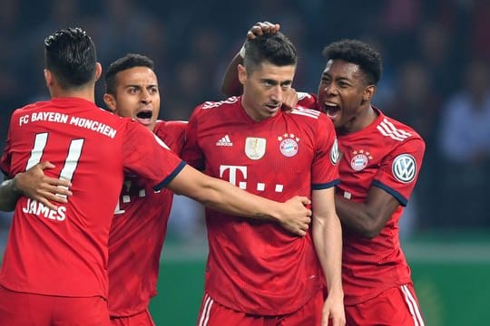 Die Bayern-Spieler James Rodriguez (l-r), Thiago und Robert Lewandowski stehen im Kader ihrer Länder für die WM.