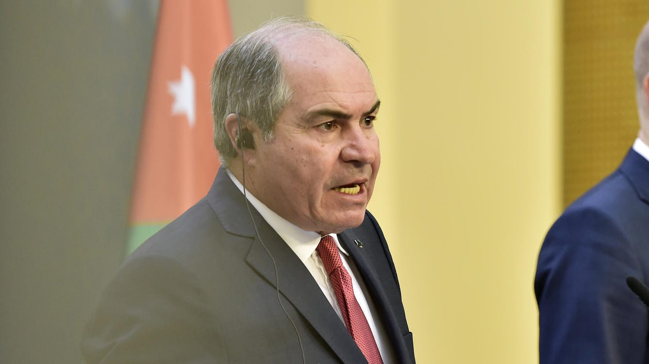 Der jordanische Premier Hani Al-Mulki spricht während einer Pressekonferenz: Nach Massenprotesten in Jordanien tritt Al-Mulki zurück. Der jordanische Premier Hani Al-Mulki spricht während einer Pressekonferenz: Nach Massenprotesten in Jordanien tritt Al-Mulki zurück.