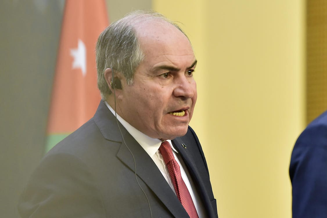 Der jordanische Premier Hani Al-Mulki spricht während einer Pressekonferenz: Nach Massenprotesten in Jordanien tritt Al-Mulki zurück.
