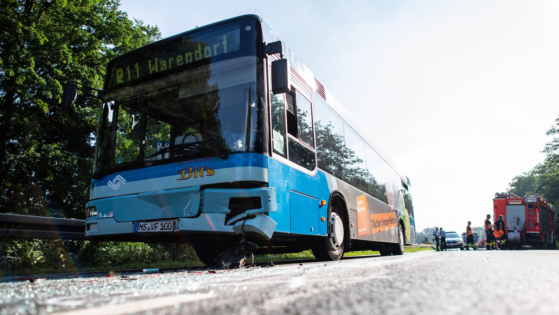 Der beschädigte Bus der Linie R11 steht nach einem Auffahrunfall auf der B51: Bei einem Verkehrsunfall ist ein Linienbus auf ein Stauende aufgefahren. Der beschädigte Bus der Linie R11 steht nach einem Auffahrunfall auf der B51: Bei einem Verkehrsunfall ist ein Linienbus auf ein Stauende aufgefahren.