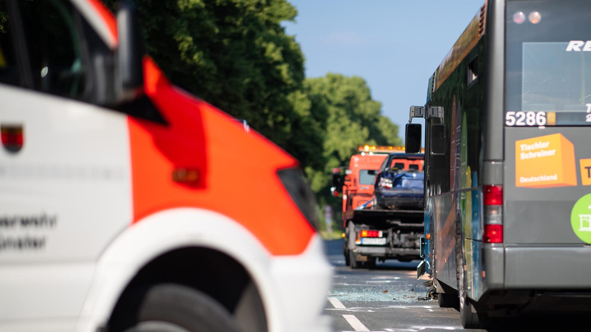 Der beschädigte Bus der Linie R11 (r.) steht nach einem Auffahrunfall auf der B51.