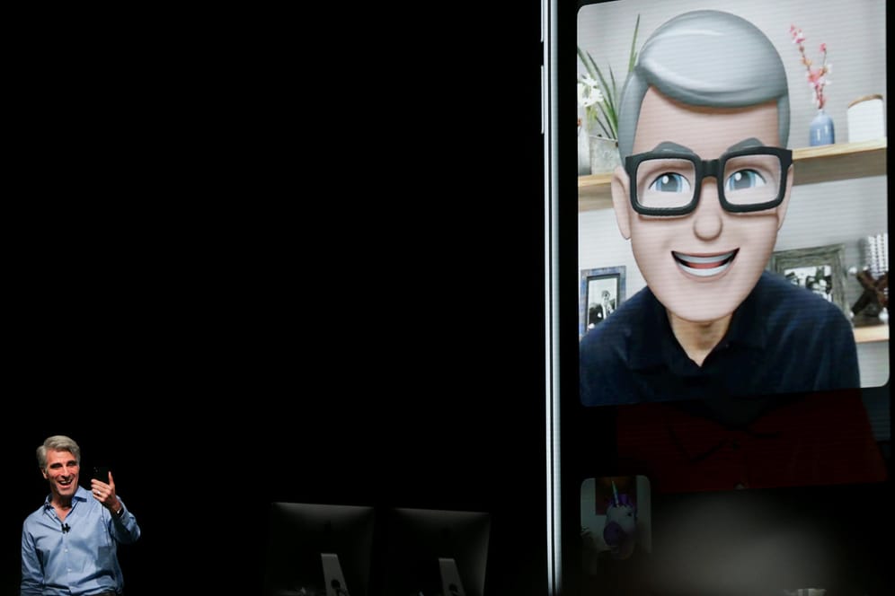 WWDC 2018: Tim Cook nutzt die neue Gruppen-Facetime-Funktion und zeigt sich mit seinem Memoji.