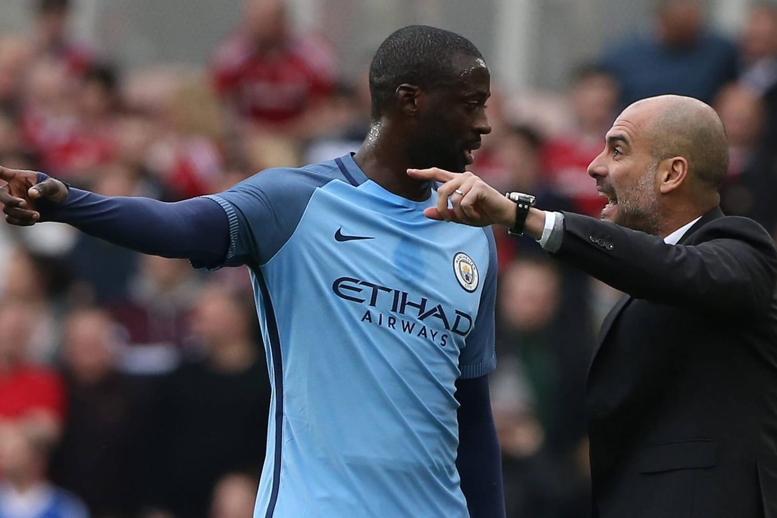 Yaya Toure (l.) mit Pep Guardiola: Der Mittelfeldspieler erhebt Rassismus-Vorwürfe gegen seinen Trainer.