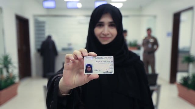 Das Informationsministerium verbreitete Bilder von Frauen mit Führerscheinkarte, etwa von Tahani Aldosemani, Assistenzprofessorin an einer Universität. Das Informationsministerium verbreitete Bilder von Frauen mit Führerscheinkarte, etwa von Tahani Aldosemani, Assistenzprofessorin an einer Universität.