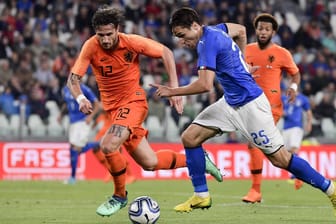 Daryl Janmaat (l.) im Duell mit Federico Chiesa (r.): Im Duell der WM-Zuschauer Italien und Oranje gab es keinen Sieger.