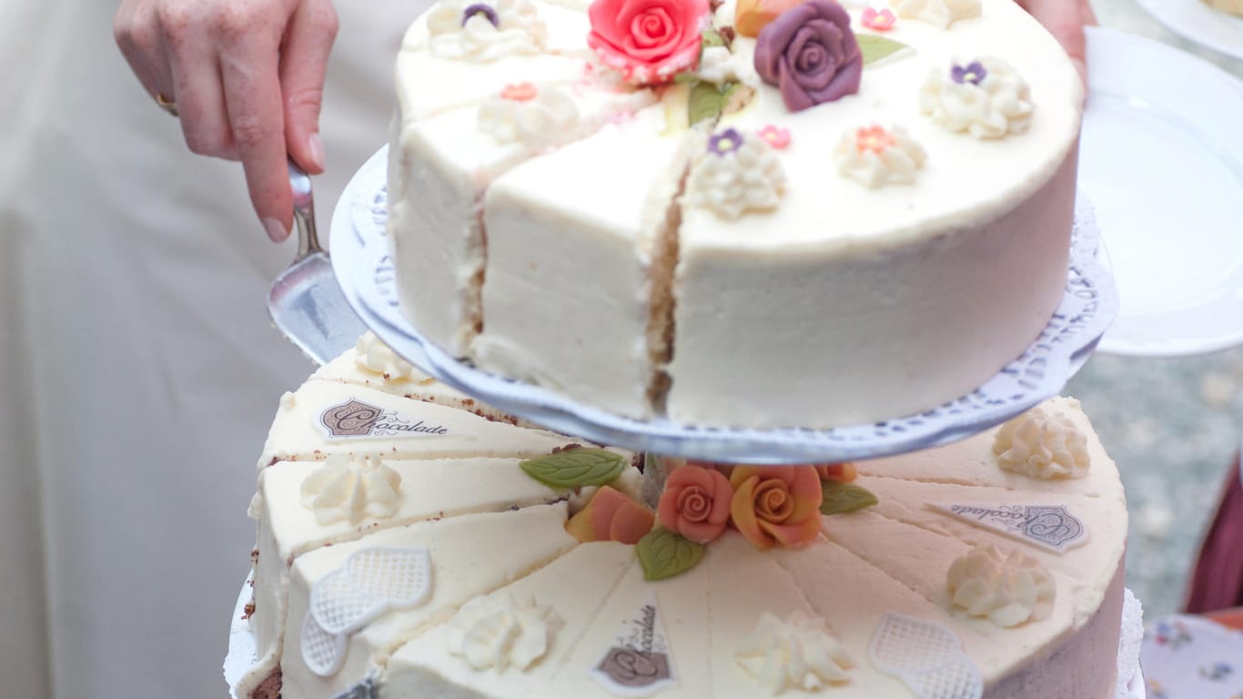 Wedding cake - Hochzeitstorte anschneiden