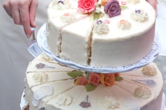 Wedding cake - Hochzeitstorte anschneiden