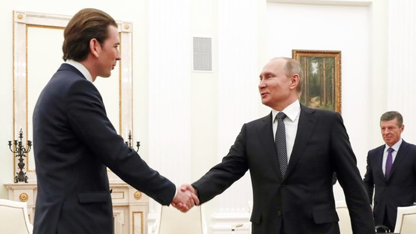 Wladimir Putin (r) und Sebastian Kurz bei einem Treffen im Kreml im Februar.