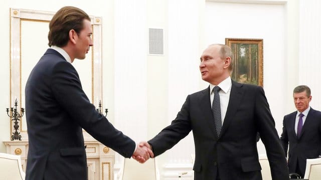 Wladimir Putin (r) und Sebastian Kurz bei einem Treffen im Kreml im Februar. Wladimir Putin (r) und Sebastian Kurz bei einem Treffen im Kreml im Februar.