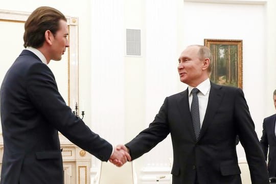 Wladimir Putin (r) und Sebastian Kurz bei einem Treffen im Kreml im Februar.