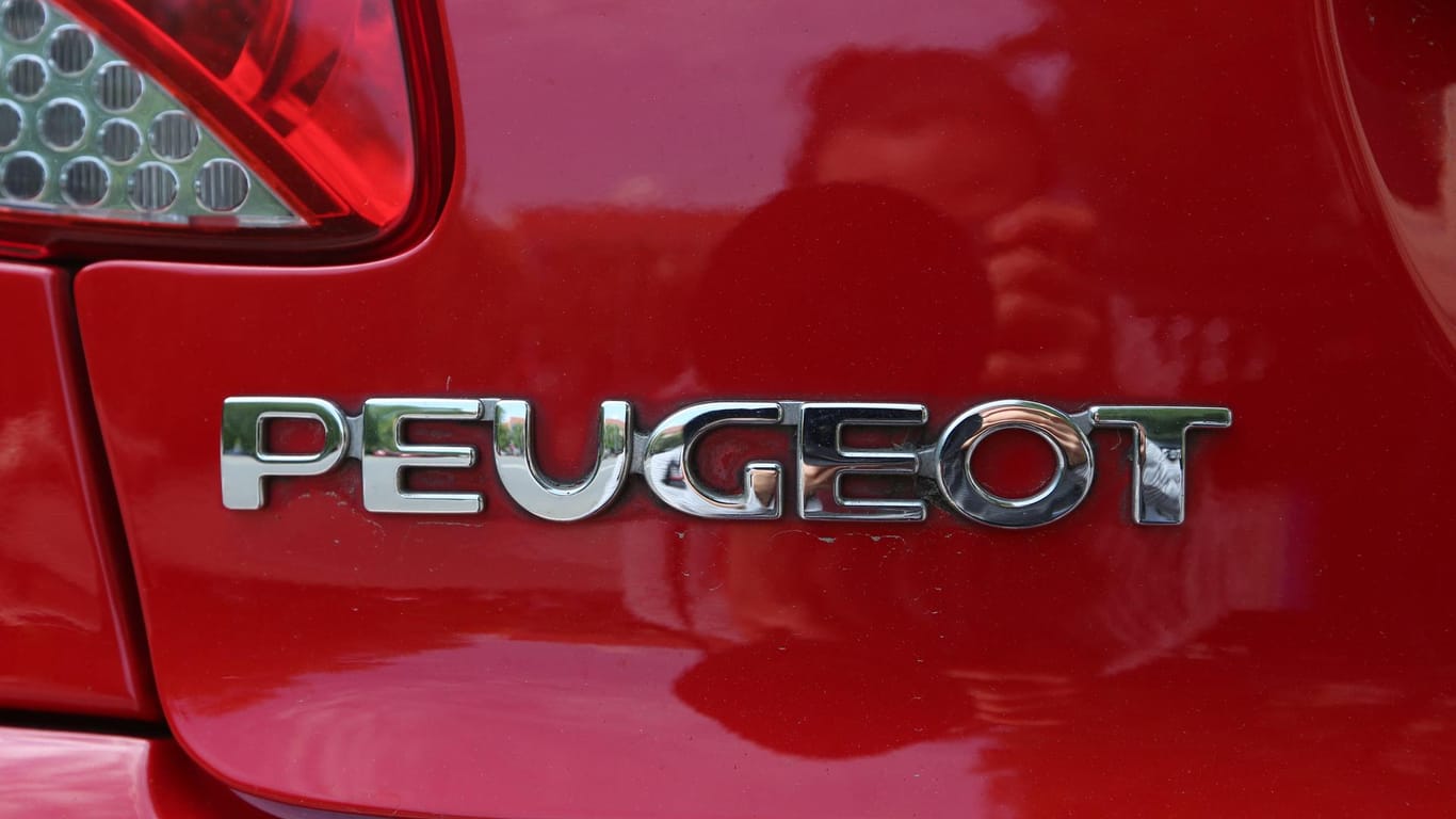 Schriftzug der Marke Peugeot an einem Auto: Der französische Konzern PSA will sich aus dem Iran zurückziehen.