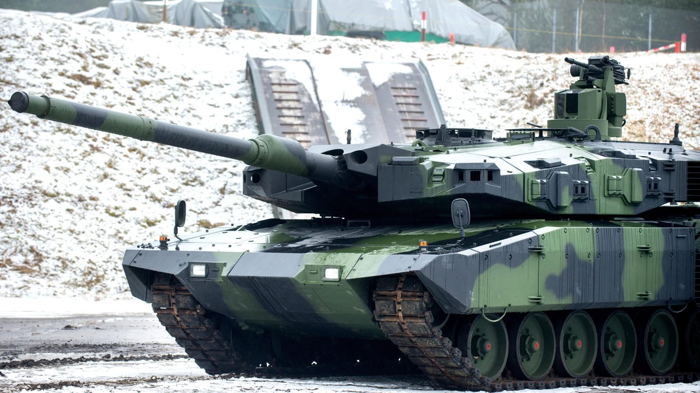 Ein Panzer vom Typ Leopard Evolution steht auf dem Testgelände von Rheinmetall: Die Türkei will gemeinsam mit dem Unternehmen einen Panzer bauen. Deshalb fordert Ankara von der Bundesregierung, wieder Rüstungsexporte zuzulassen.