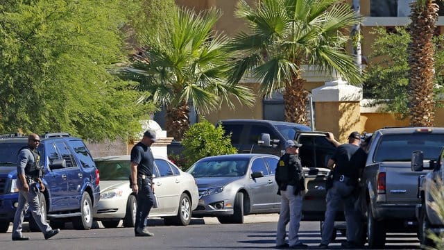 Einsatzkräfte der Polizei umstellen ein Hotel in Scottsdale, Arizona. Einsatzkräfte der Polizei umstellen ein Hotel in Scottsdale, Arizona.