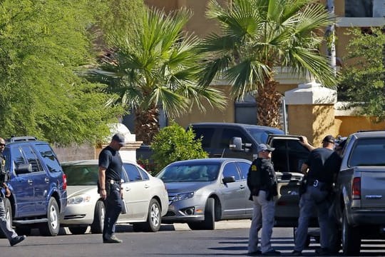 Einsatzkräfte der Polizei umstellen ein Hotel in Scottsdale, Arizona.