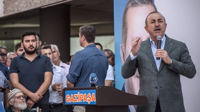 Mevlüt Cavusoglu, Außenminister der Türkei, bei einer Wahlkampfveranstaltung im türkischen Gazipasa. Mevlüt Cavusoglu, Außenminister der Türkei, bei einer Wahlkampfveranstaltung im türkischen Gazipasa.
