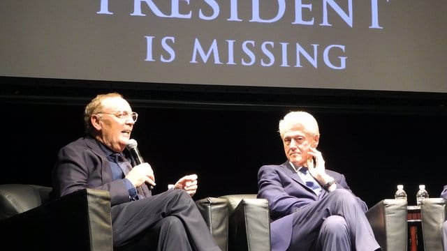 Eine ungewöhnliches Autoren-Duo: James Patterson und Bill Clinton (r) stellen ihr Gemeinschaftswerk "The President Is Missing" in New York vor.