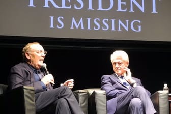 Eine ungewöhnliches Autoren-Duo: James Patterson und Bill Clinton (r) stellen ihr Gemeinschaftswerk "The President Is Missing" in New York vor.