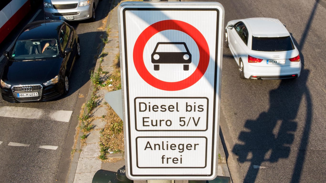 Fahrverbot für Diesel-Fahrzeuge: In Hamburg achtet die Polizei nun verstärkt darauf, dass Fahrzeuge die Euro-Norm 6 erfüllen.