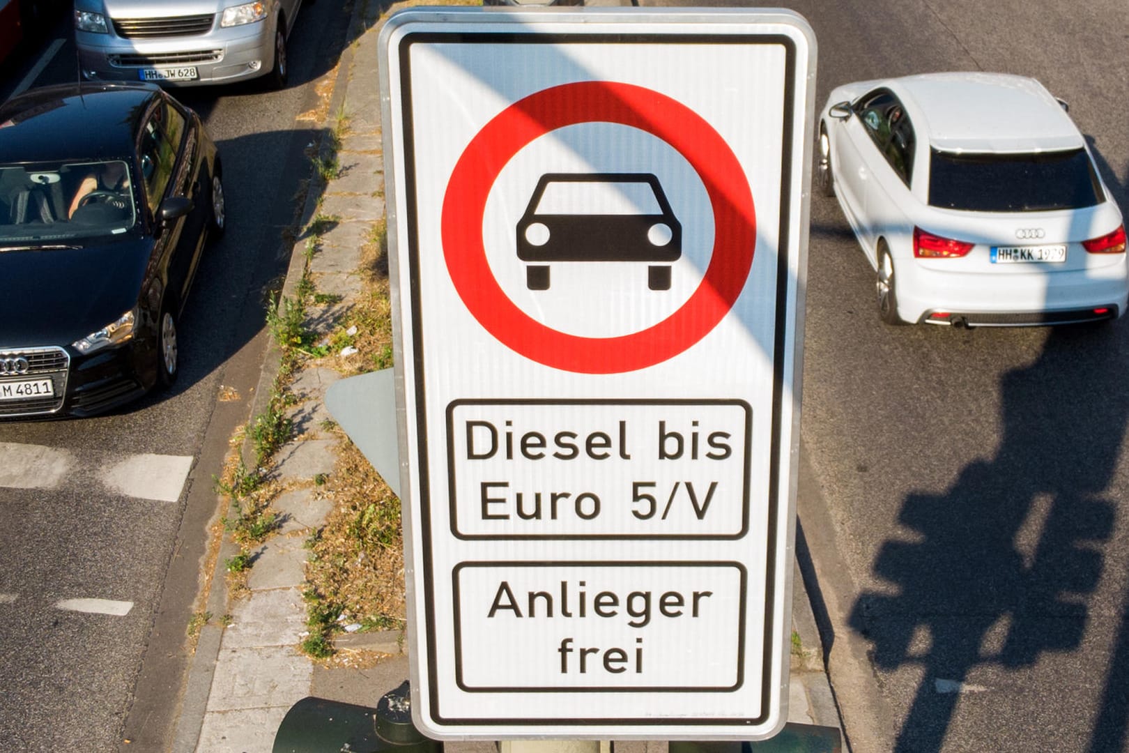 Fahrverbot für Diesel-Fahrzeuge: In Hamburg achtet die Polizei nun verstärkt darauf, dass Fahrzeuge die Euro-Norm 6 erfüllen.