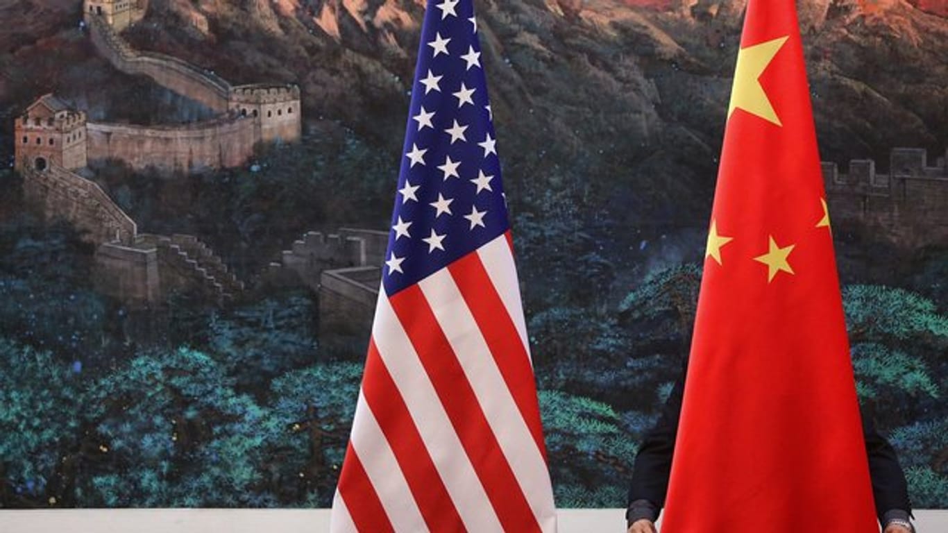 Flaggen von China und den USA in Peking.