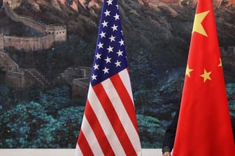 Flaggen von China und den USA in Peking.