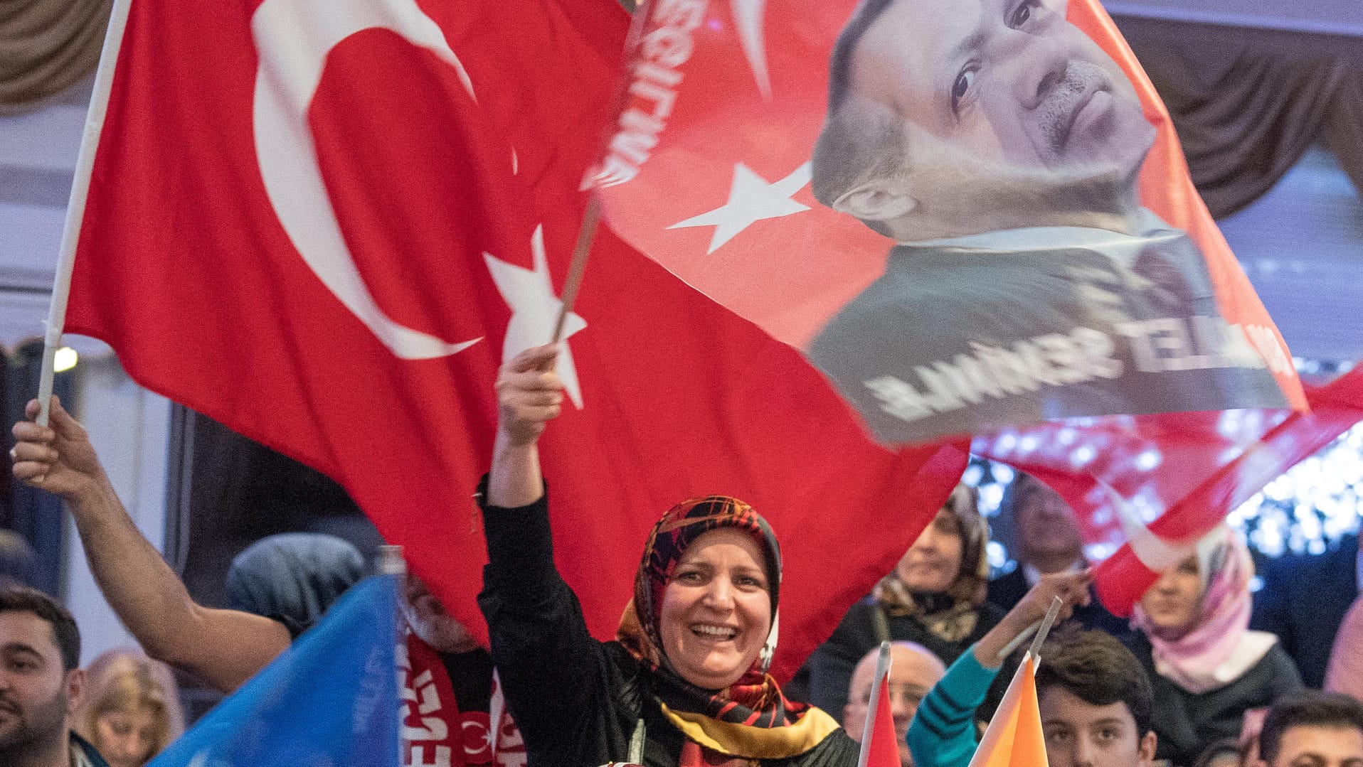 Türkische Flaggen bei einer Wahlkampfveranstaltung in Hessen: Obwohl türkische Politiker bei den anstehenden Parlaments- und Präsidentschaftswahlen nicht in Deutschland auftreten dürfen, ist Außenminister Mevlüt Cavusoglu sicher, dass viele Türken in Deutschland Erdogan wählen werden.