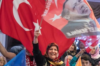 Türkische Flaggen bei einer Wahlkampfveranstaltung in Hessen: Obwohl türkische Politiker bei den anstehenden Parlaments- und Präsidentschaftswahlen nicht in Deutschland auftreten dürfen, ist Außenminister Mevlüt Cavusoglu sicher, dass viele Türken in Deutschland Erdogan wählen werden.