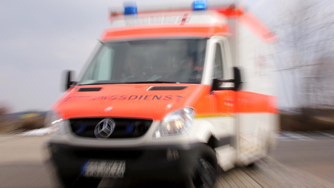 Rettungsdienst im Einsatz: Ein Mann kam bei einem Unfall in Baden-Württemberg ums Leben. (Symbolbild)