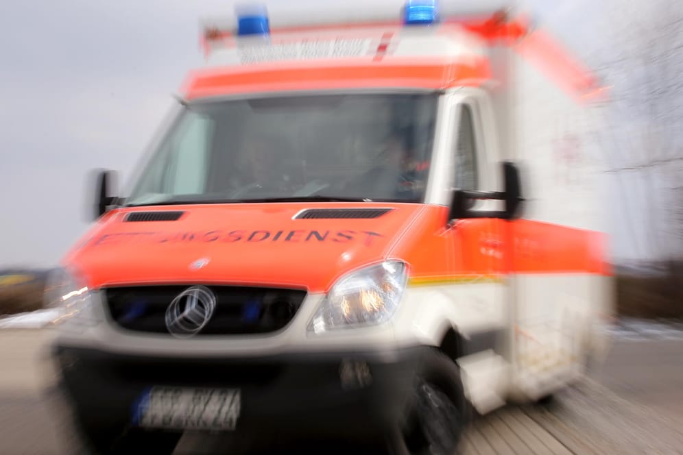 Rettungsdienst im Einsatz: Ein Mann kam bei einem Unfall in Baden-Württemberg ums Leben. (Symbolbild)