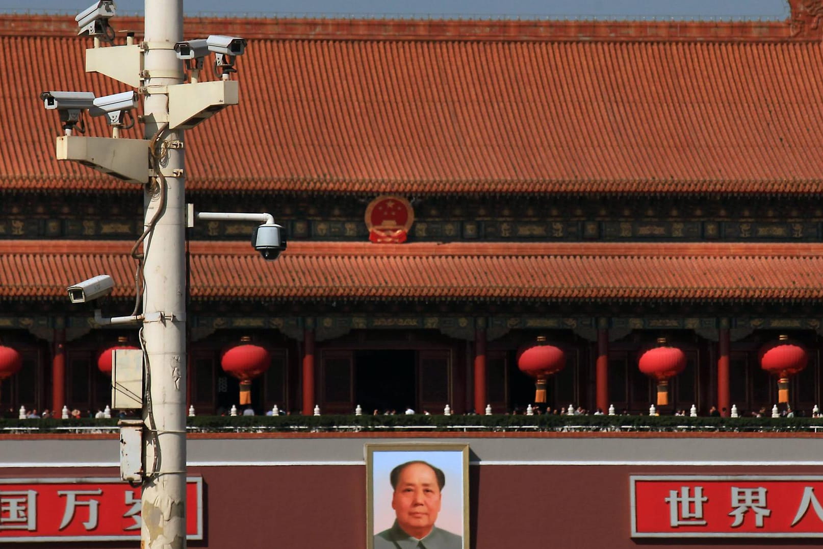 Überwachungskameras auf dem Platz des Himmlischen Friedens in Perking: Ein US-Spion soll für China gearbeitet haben. Er wurde festgenommen.