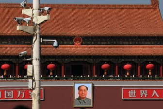 Überwachungskameras auf dem Platz des Himmlischen Friedens in Perking: Ein US-Spion soll für China gearbeitet haben. Er wurde festgenommen.