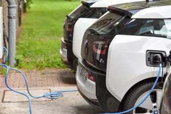 Elektrofahrzeuge vom Typ BMW i3 werden aufgeladen: Als Mietauto im Carsharing ist der i3 beliebt.