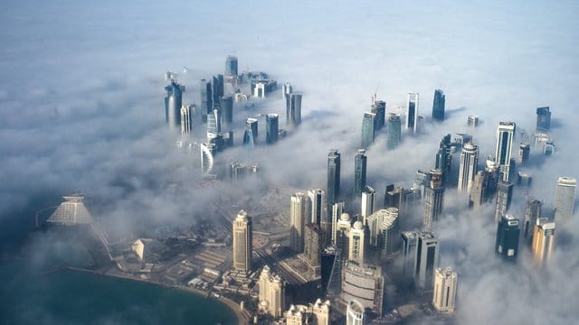 Skyline von Doha im Nebel. Skyline von Doha im Nebel.