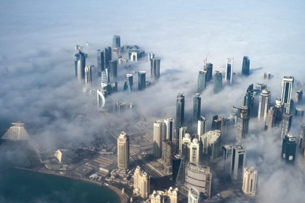 Skyline von Doha im Nebel.