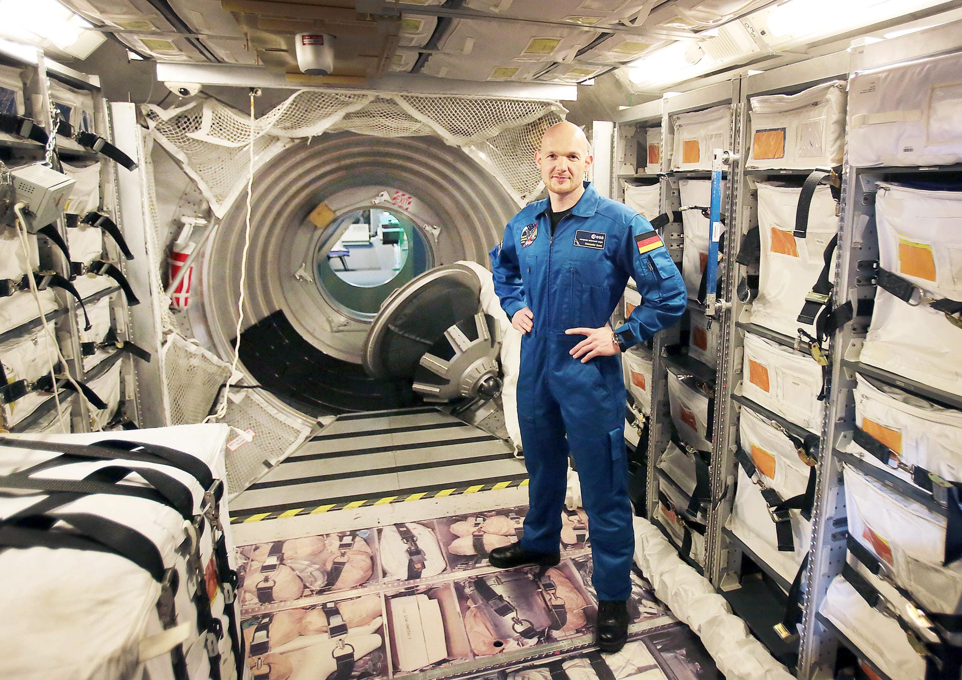 Vor dem Start der ISS: Alexander Gerst steht in einem Trainings-Modul bei der European Space Agency.