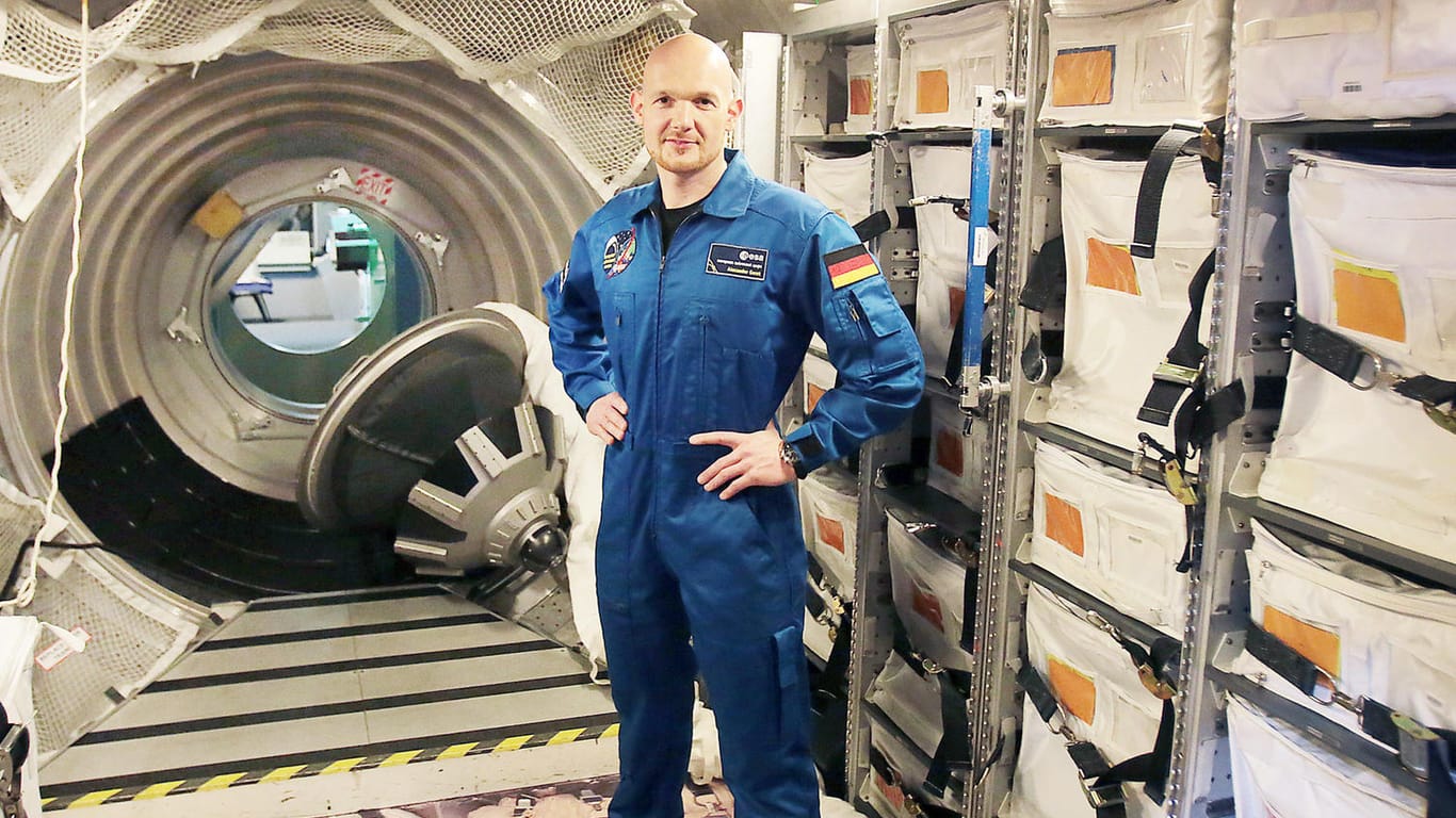 Vor dem Start der ISS: Alexander Gerst steht in einem Trainings-Modul bei der European Space Agency.