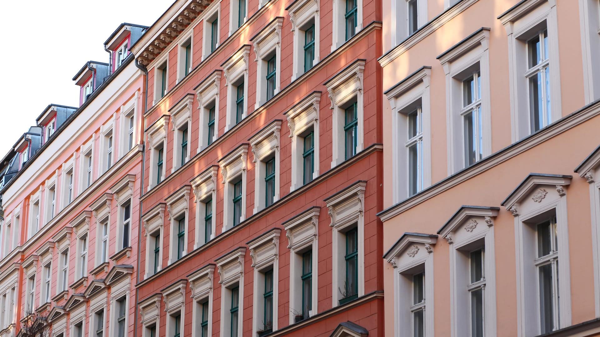 Altbau in Berlin Kreuzberg: Die Mietpreisbremse soll laut Justizministerium verschärft werden. Mieter sollen dann bereits beim Einzug wissen, wie teuer die Wohnung nach Renovierungen maximal werden kann. Altbau in Berlin Kreuzberg: Die Mietpreisbremse soll laut Justizministerium verschärft werden. Mieter sollen dann bereits beim Einzug wissen, wie teuer die Wohnung nach Renovierungen maximal werden kann.