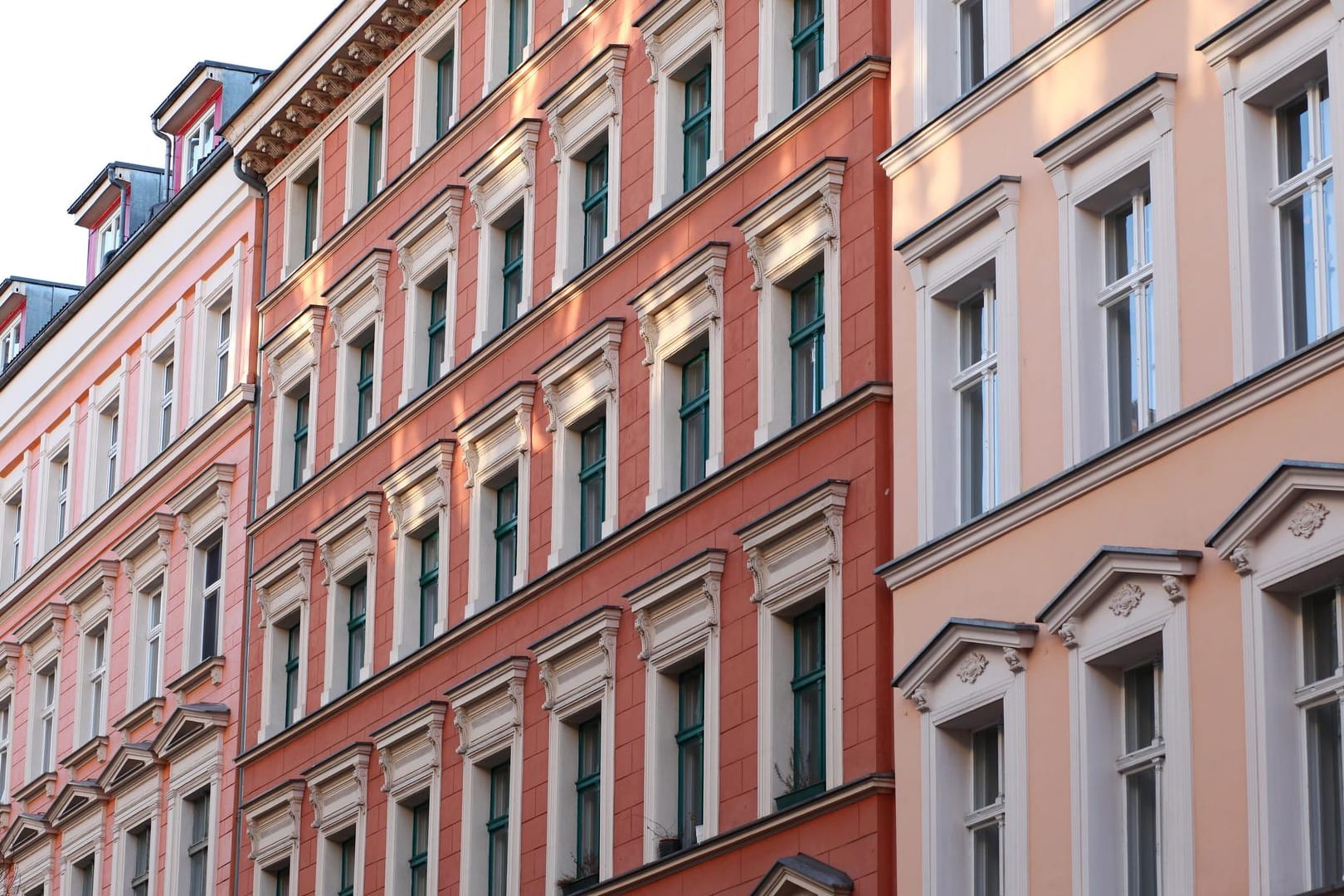 Altbau in Berlin Kreuzberg: Die Mietpreisbremse soll laut Justizministerium verschärft werden. Mieter sollen dann bereits beim Einzug wissen, wie teuer die Wohnung nach Renovierungen maximal werden kann.
