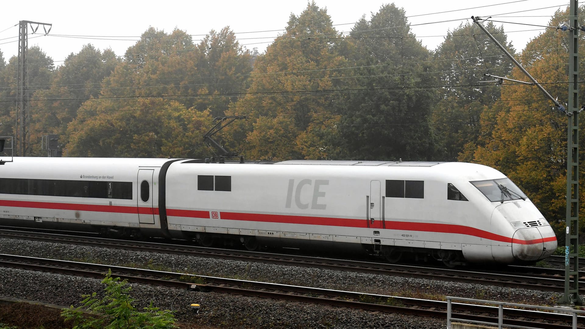 Mit dem ICE unterwegs: Ein Mann wurde beim Fotografieren des Intimbereichs einer schlafenden Frau auf frischer Tat ertappt. (Archivbild) Mit dem ICE unterwegs: Ein Mann wurde beim Fotografieren des Intimbereichs einer schlafenden Frau auf frischer Tat ertappt. (Archivbild)