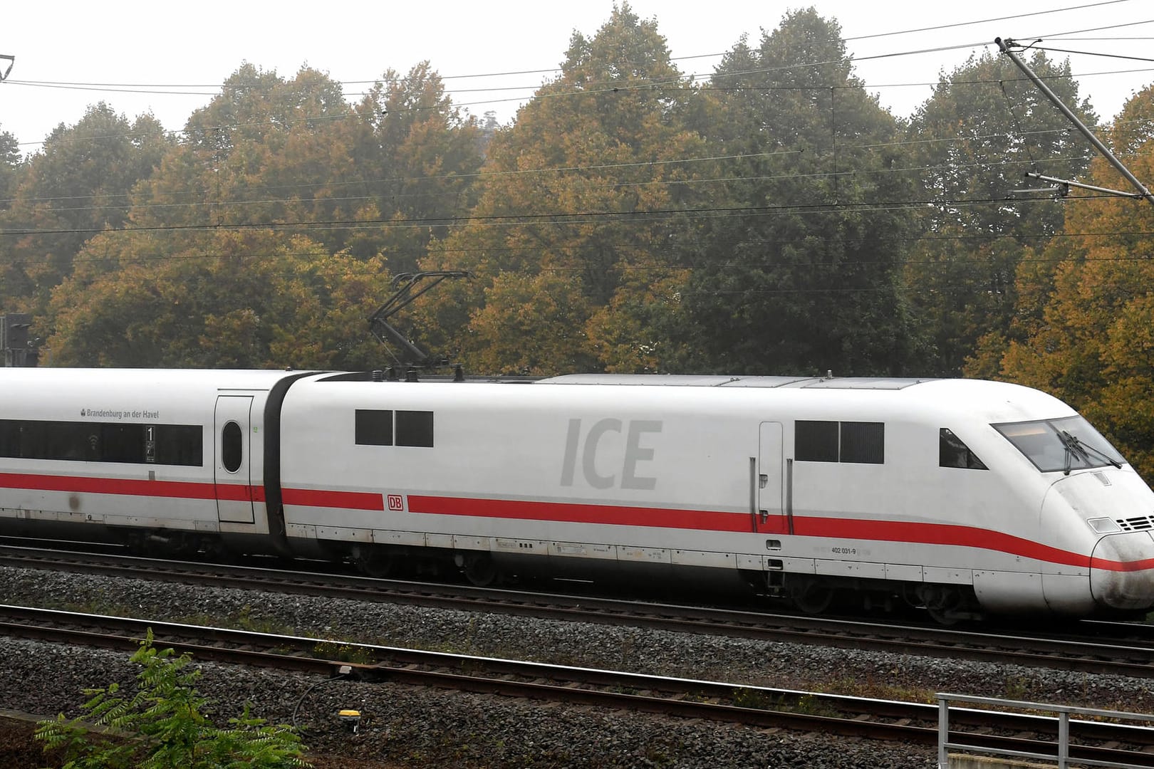 Mit dem ICE unterwegs: Ein Mann wurde beim Fotografieren des Intimbereichs einer schlafenden Frau auf frischer Tat ertappt. (Archivbild)