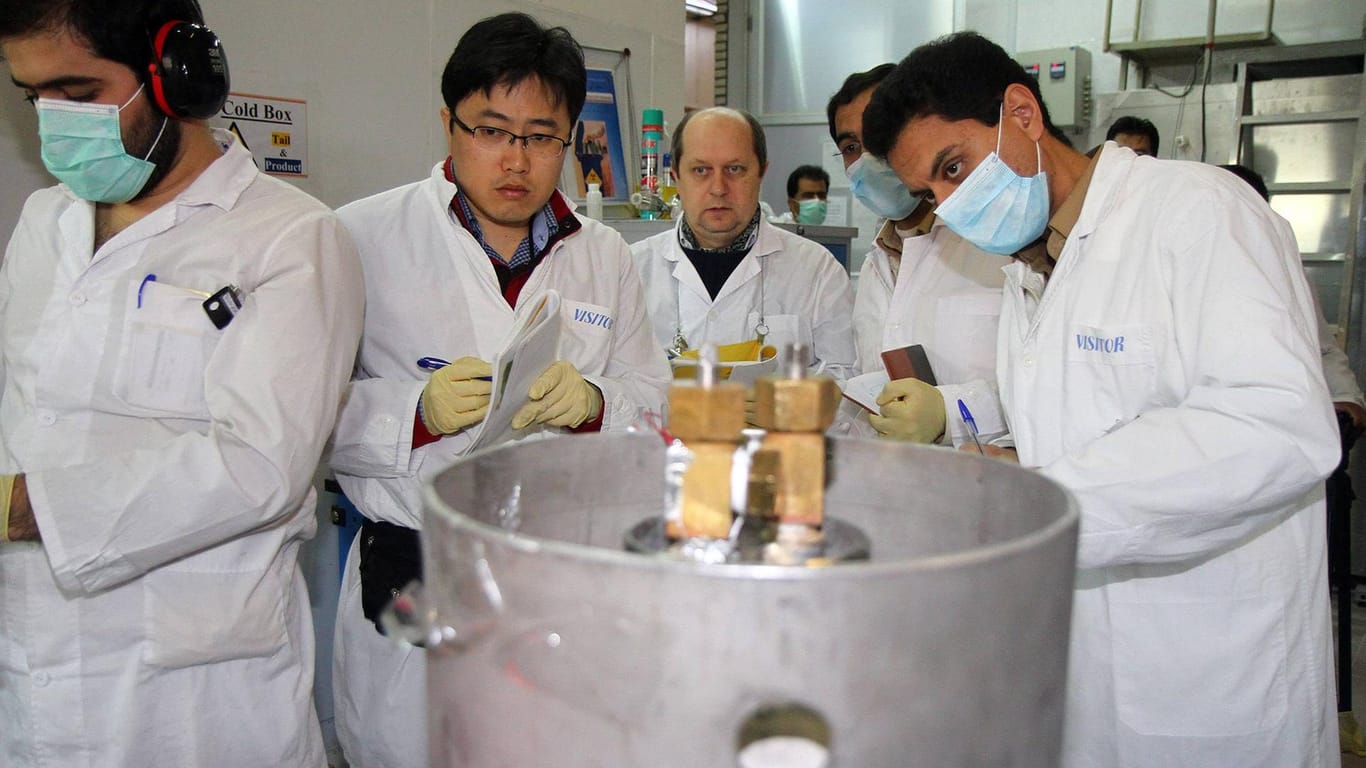 Mitglieder des IAEA-Teams inspizieren die Uran-Anlagen im Iran: Die Führung in Teheran will sein Atomprogramm ausbauen.