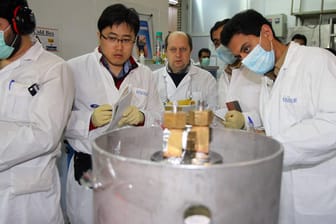 Mitglieder des IAEA-Teams inspizieren die Uran-Anlagen im Iran: Die Führung in Teheran will sein Atomprogramm ausbauen.