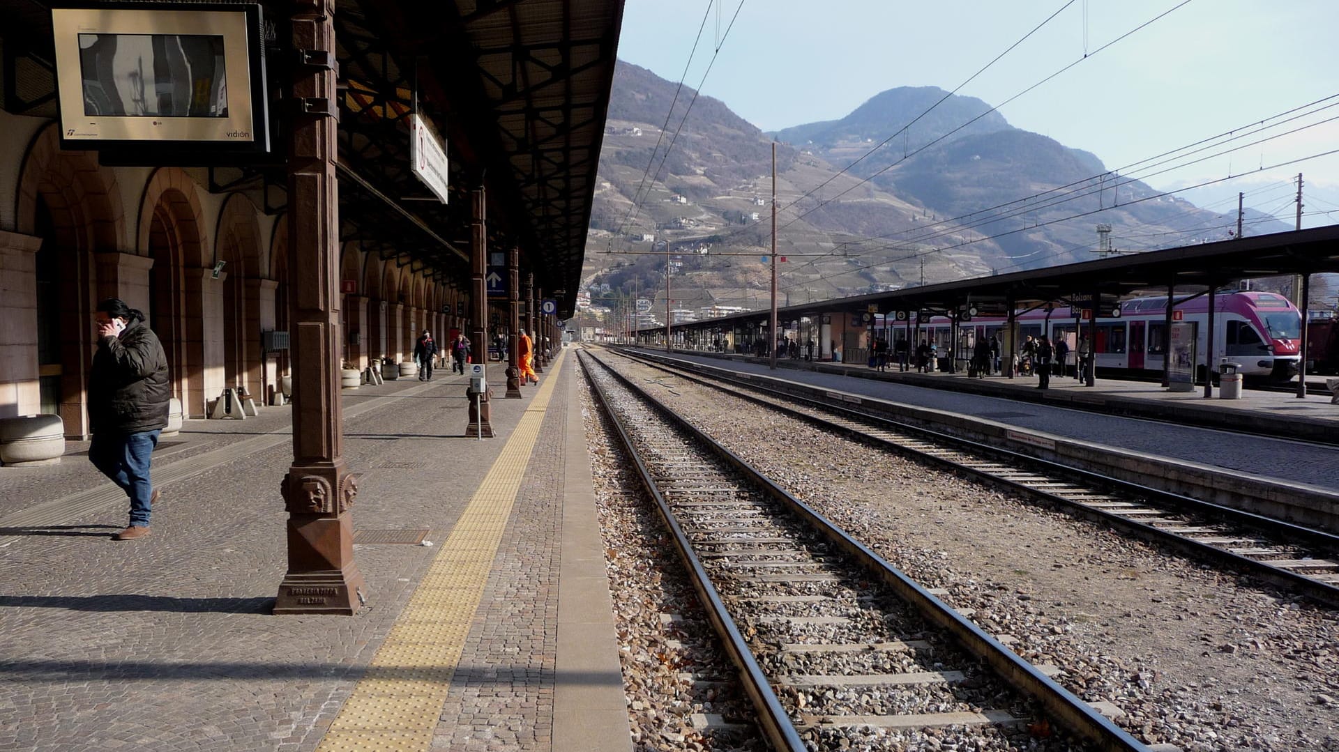 Ein italienischer Bahnhof: Ein Schaulustiger hat ein Foto mit einem Unfallopfer gemacht. (Archivbild)