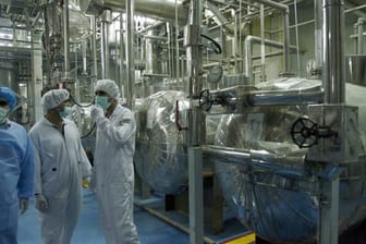 Techniker der Internationalen Atomenergiebehörde IAEO inspizieren eine Uranumwandlungsanlage in Isfahan.