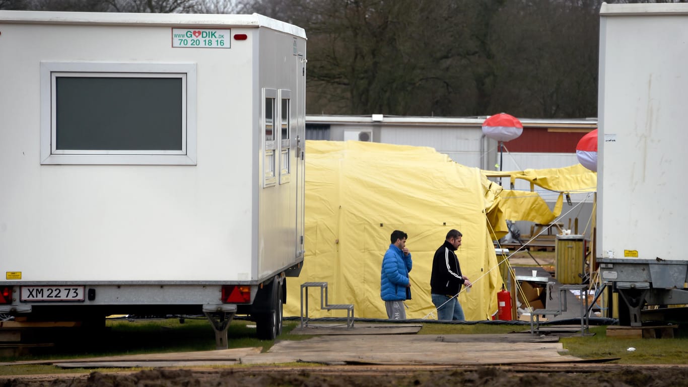 Wohncontainer und Zelte in einem dänischen Flüchtlingslager in Hadersleben: Die dänische Regierung plant, abgewiesene Asylbewerber in Zukunft an einem "nicht sonderlich attraktiven" Ort außerhalb Dänemarks unterzubringen.